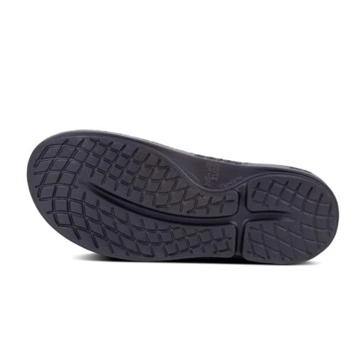 OOfos Unisex OOcloog Shoe - Black - Regular (D) - Image 6